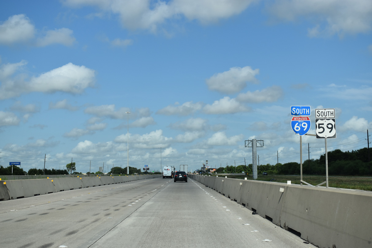 IH 69 south ends along US 59 ahead of Exit 94 to Spur 10