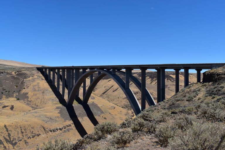 I-82/US 97 span Selah Creek over the Fred G. Redmon Bridge