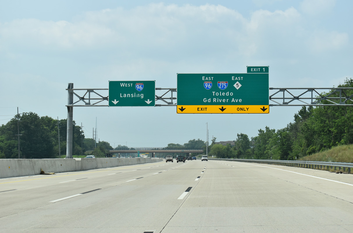 I-696 West at I-96/275 and M-5 in Farmington Hills, MI