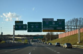 Left Exit 5 C departs I-277 north to I-77/US 21 to south Charlotte.