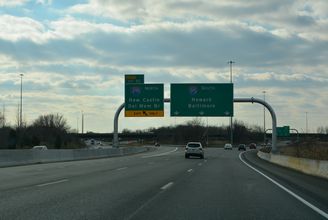 Left Exit 5C leaves I-95 south for I-295 north ahead of the exchange with SR 141 near Newport, DE>