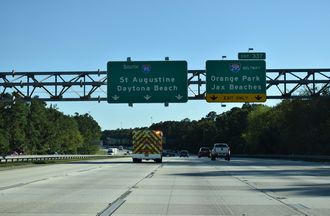 Two lanes depart from I-95 south at Exit 337 for I-295.