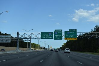 I-295 southbound heads east into the exchange with I-95 at Southside Jacksonville with six lanes.