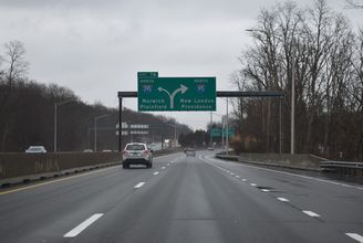 Diagrammatic sign for separation of I-395 north from I-95.