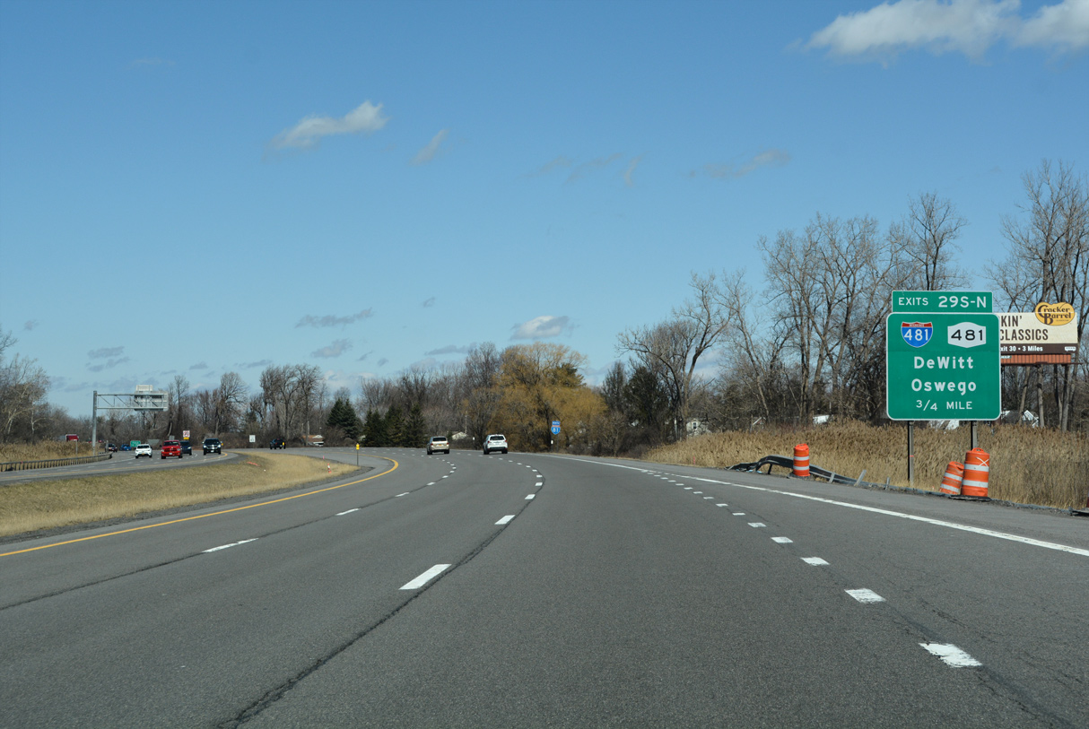I-81 north ahead of I-481/NY 481 in the village of North Syracuse.