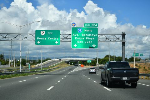 Two lanes separate from PR 2/PRI-2 east at Salida 224 for PR 52/PRI-1 north