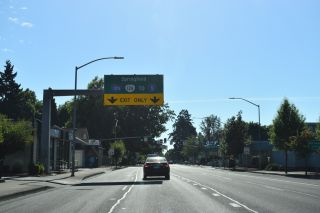 Two lanes take OR 126 east onto I-105 from OR 99 (W 7th Ave) southbound