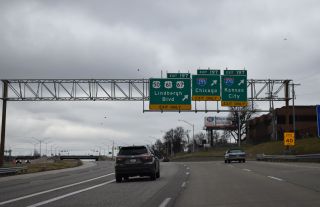 The distributor roadway at Exit 197 separates from I-55 for U.S. 50/61/67 and I-255/270