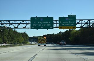 Two lanes depart from I-95 south at Exit 337 for I-295.