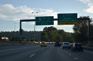 I-405 arcs west between Tukwila Pkwy and Southcenter Blvd to I-5/SR 518