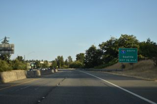 SR 525 heads a half mile south from Alderwood Mall Pkwy to I-5/405