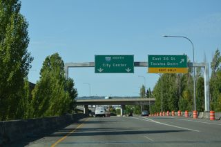 I-705 north from I-5 north at E 26th St in Tacoma, Washington